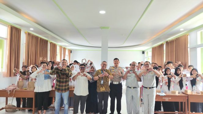 
					Upaya Keselamatan Lalu Lintas, Jasa Raharja Cabang Cirebon Gelar Pengajar Peduli Keselamatan Lalu Lintas (PPKL) dan Sosialisasi Tax Goes To School Di SMK Ponpes Manba’ul ‘Ulum Kab Cirebon