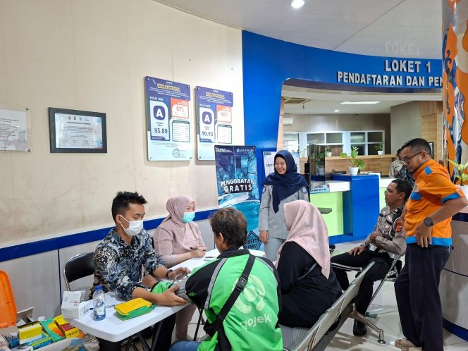 
					Peduli Kesehatan dan Keselamatan, Jasa Raharja Indramayu Gelar Pengobatan Gratis