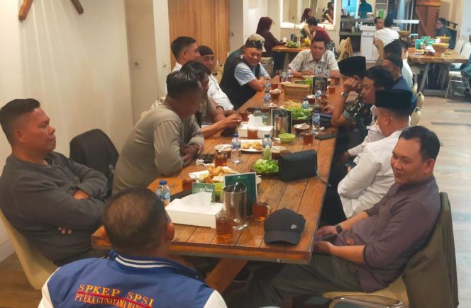 
					Melalui Bukber di Rumah Makan Sambel Hejo Natuna, Polda Jabar Dorong Stabilitas Ketenagakerjaan