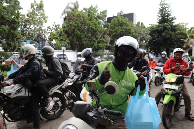 
					Jejak Kebaikan Ramadan, Jasa Raharja Jawa Barat Berbagi Takjil untuk Pengguna Jalan