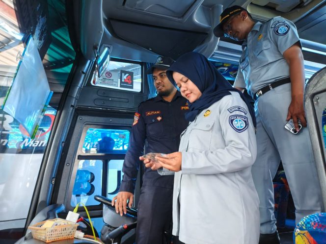 
					PT Jasa Raharja Bersama Dinas Perhubungan dan Dinas Kesehatan Laksanakan Ramp Check di Terminal Indihiang Kota Tasikmalaya