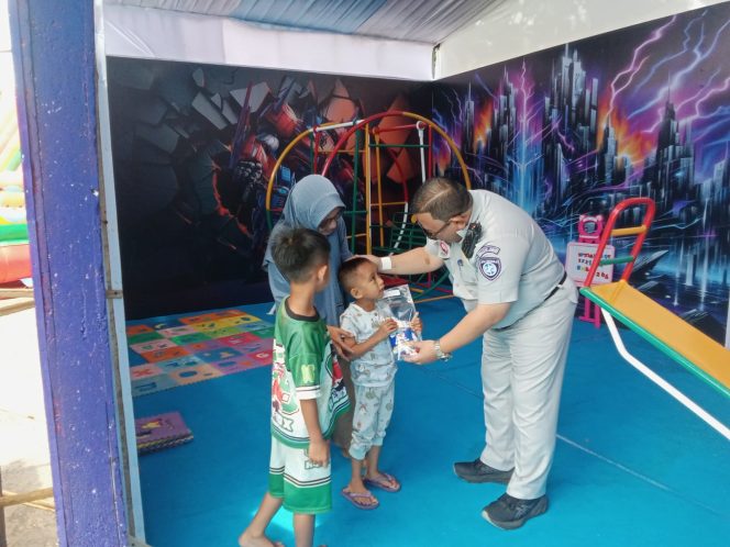 
					Pt Jasa Raharja bagikan bingkisan di Posyanter Technopark Ciawi pada momen arus balik lebaran 1447 h