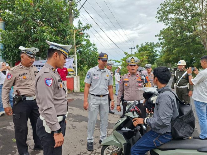 
					Sinergi Pelayanan dan Kepedulian Samsat Haurgeulis Gelar Operasi KTMDU dan Berbagi Takjil di Anjatan