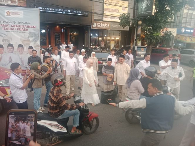 
					Momen Ramadhan DPC Gerindra Cianjur bagi-bagi takjil