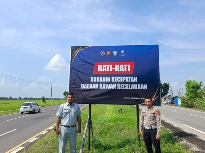 
					Tingkatkan Kewaspadaan di Jalur Minim Penerangan, Jasa Raharja Indramayu Pasang Spanduk Reflektor