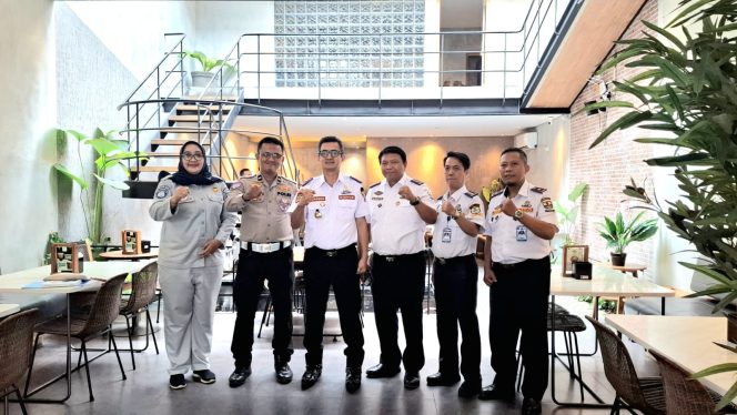 
					Upaya Peningkatan Keselamatan Lalu Lintas, Jasa Raharja Cabang Cirebon Gelar Forum Komunikasi Lalu Lintas (FKLL) di Dinas Perhubungan Kota Cirebon