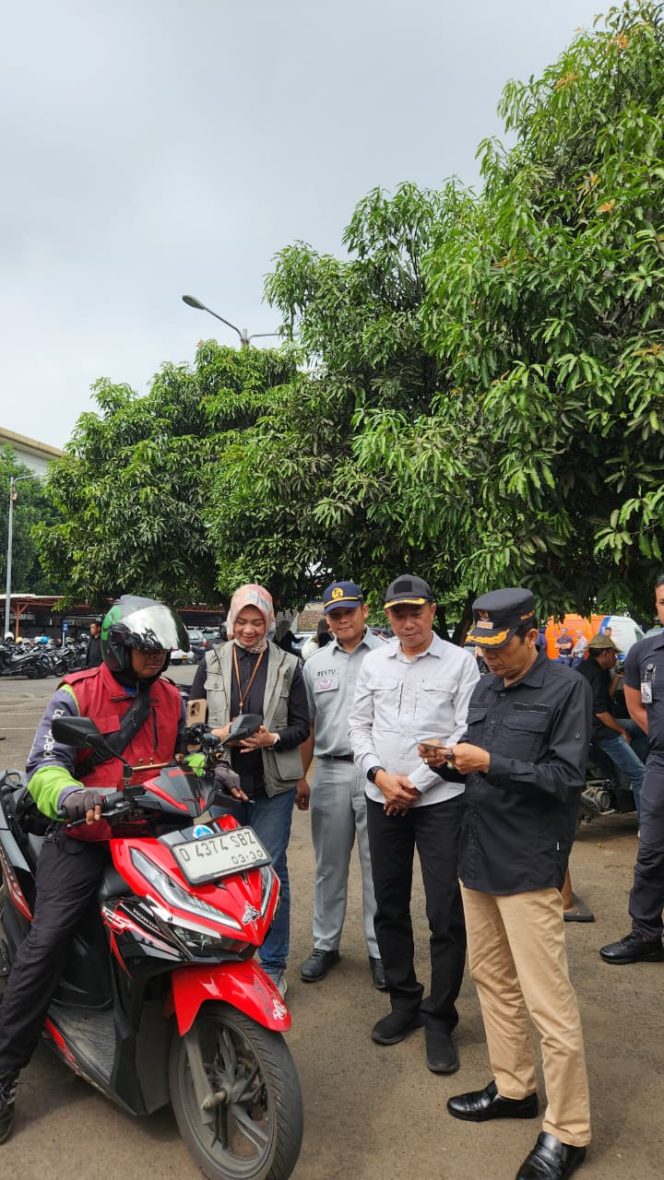 
					Samsat Kota Cimahi Bersama Pemerintah Kota Cimahi dan Mitra Terkait Gelar Operasi Gabungan Pajak Kendaraan untuk Tingkatkan PAD dan Kepatuhan Masyarakat