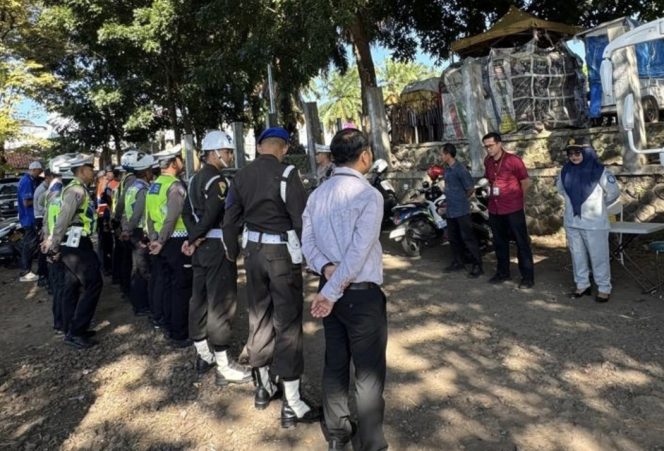 
					Operasi Gabungan Tim Pembina Samsat Garut Dalam Rangka Peningkatan Kepatuhan Wajib Pajak Kendaraan Bermotor