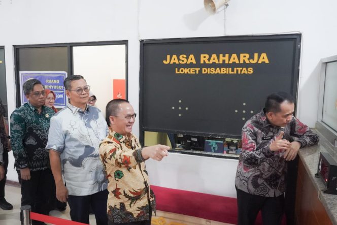 
					Tingkatkan Kualitas Pelayanan dan Pendapatan, Direktur Operasional  Jasa Raharja Berikan Pembinaan di Lampung dan Tinjau Samsat  Rajabasa
