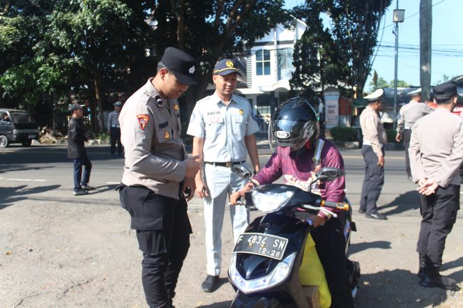 
					Operasi Pajak Kendaraan Bermotor di Taman Nobar, Tim Pembina Samsat Kota Sukabumi Hadirkan Kemudahan Layanan bagi Wajib Pajak