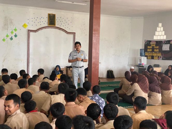 
					Jasa Raharja Cabang Sukabumi Tingkatkan Kesadaran Keselamatan Berlalu Lintas Melalui Program PPKL di SMKN 1 Cugenang Cianjur