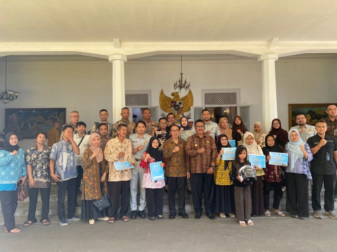
					Jasa Raharja Cabang Sukabumi Serahkan Santunan Kepada Beberapa Ahli Waris Korban Kecelakaan Lalu Lintas di Pendopo Kabupaten Sukabumi
