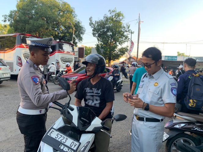 
					Gali Potensi Opsen Pajak, Tim Samsat Induk Indramayu I Bersama Bapenda Gelar Operasi Kepatuhan di Indramayu dan Sindang