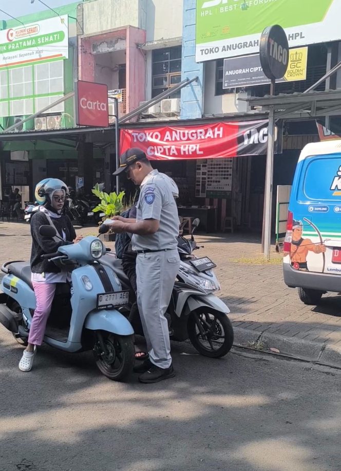 
					Perkuat Kolaborasi, Jasa Raharja Bandung Bersama Tim Pembina Samsat Soekarno Hatta Lakukan Pemeriksaan PKB dan SWDKLLJ di Jalan Raya