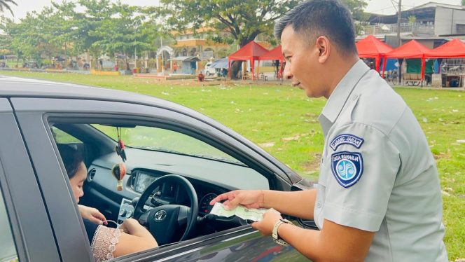 
					Hadirkan Samsat Keliling di Alun-Alun Haurgeulis, Tim Samsat Induk Haurgeulis Optimalkan Operasi Kepatuhan Pajak Kendaraan