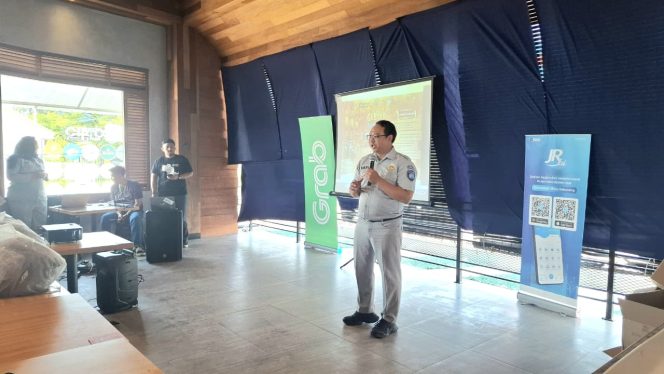 
					Edukasi Keselamatan Lalu Lintas dan Layanan Digital, Jasa Raharja Cabang Cirebon Glorifikasi Fitur Lapor Laka JRku dan Membagikan Buku Saku Ojol Nusantara Bersama Grab Wilayah Cirebon