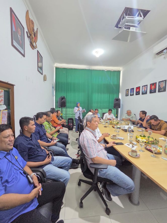 
					Tasikmalaya, 10 Juli 2026 — PT Jasa Raharja Cabang Tasikmalaya melaksanakan kegiatan Rapat Performance Review Pendapatan Semester I (Satu) Tahun 2026 bersama Kepala Pusat Pengelolaan Pendapatan Daerah (P3D) beserta jajaran di wilayah Priangan Timur. Kegiatan ini diselenggarakan di Kantor PT Jasa Raharja Cabang Tasikmalaya sebagai bentuk evaluasi kinerja pendapatan sekaligus penguatan sinergi antar instansi dalam meningkatkan kepatuhan masyarakat terhadap kewajiban pembayaran pajak kendaraan bermotor.  Rapat tersebut membahas secara komprehensif capaian pendapatan Sumbangan Wajib Dana Kecelakaan Lalu Lintas Jalan (SWDKLLJ) selama Semester I Tahun 2026. Berdasarkan hasil evaluasi, diketahui bahwa performa pendapatan SWDKLLJ masih mengalami tantangan, yang ditandai dengan menurunnya tingkat kepatuhan wajib pajak di beberapa wilayah Priangan Timur. Hal ini dipengaruhi oleh berbagai faktor, di antaranya kondisi ekonomi masyarakat, tingkat kesadaran wajib pajak, serta masih adanya kendaraan yang belum melakukan registrasi ulang tepat waktu.  Dalam forum tersebut, seluruh peserta rapat melakukan pembahasan mendalam terkait akar permasalahan yang terjadi, sekaligus merumuskan langkah-langkah strategis untuk meningkatkan pendapatan hingga akhir tahun 2026. Beberapa upaya yang disepakati antara lain peningkatan kegiatan operasi gabungan lintas instansi, optimalisasi penelusuran kendaraan menunggak melalui aplikasi digital seperti Panah Pasopati, pelaksanaan sosialisasi secara masif kepada masyarakat serta kolaborasi dengan dealer untuk menikkan Kembali minat Masyarakat untuk membayar pajak kendaraan dan SWDKLLJ.  Selain itu, sinergi dengan stakeholder terkait seperti Kepolisian, Badan Pendapatan Daerah, serta mitra strategis lainnya akan terus diperkuat guna menciptakan ekosistem kepatuhan yang lebih baik. Pendekatan persuasif melalui program edukasi dan insentif juga menjadi fokus dalam mendorong kesadaran masyarakat agar lebih disiplin dalam memenuhi kewajibannya.  Kepala PT Jasa Raharja Cabang Tasikmalaya Wahyu Pria Wibowo, SE, CPS menyampaikan bahwa kegiatan performance review ini merupakan bagian penting dalam memastikan keberlangsungan program perlindungan dasar bagi masyarakat pengguna jalan. “Melalui evaluasi ini, kami dapat mengidentifikasi tantangan yang ada sekaligus menyusun strategi yang lebih efektif dan terarah guna meningkatkan kepatuhan dan optimalisasi pendapatan SWDKLLJ,” ujarnya.  Dengan adanya rapat koordinasi ini, diharapkan seluruh pihak dapat berkomitmen untuk terus meningkatkan kolaborasi dan inovasi dalam rangka mendukung peningkatan pendapatan daerah serta memberikan perlindungan yang maksimal kepada masyarakat.