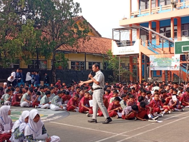 
					Jasa Raharja Cabang Tasikmalaya Sosialisasikan Keselamatan Berlalu Lintas pada Kegiatan MPLS di SMP Negeri 5 Kota Tasikmalaya