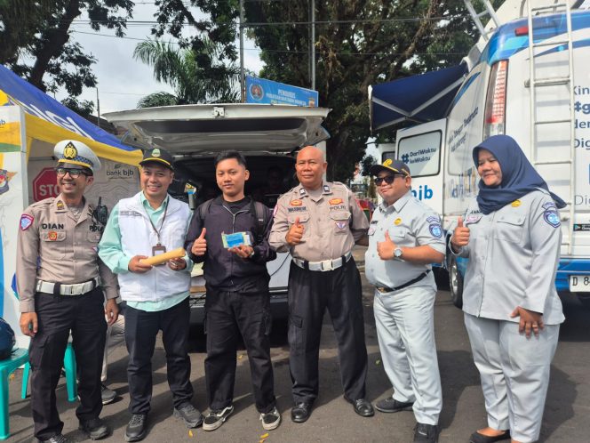 
					Operasi Gabungan Di Taman Kota Tasikmalaya, Jasa Raharja Bersama Tim Pembina Samsat Dorong Kepatuhan Wajib Pajak Melalui Pelayanan Langsung Dan Pemberian Souvenir