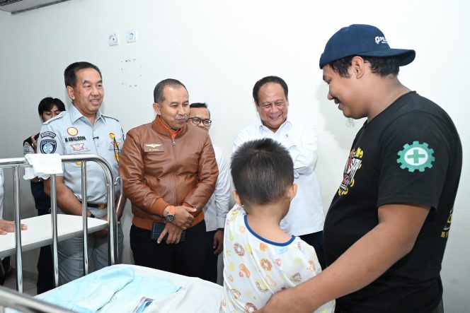 
					Dirut Jasa Raharja Dampingi Wamenhub Tinjau Penanganan Korban KM  Mutiara Sentosa II di RS PHC Surabaya