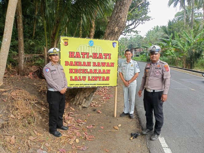 
					Tingkatkan Keselamatan Pengguna Jalan, PJ Jasa Raharja Samsat Pangandaran Bersama Unit Gakkum Polres Pangandaran Pasang Rambu Imbauan Kamseltibcar Lantas