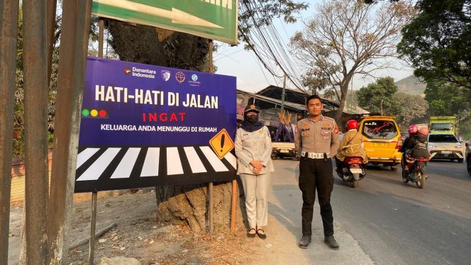 
					Sinergi Jasa Raharja dan Satlantas Polres Cimahi, Sampaikan Pesan Keselamatan di Sejumlah Titik Rawan