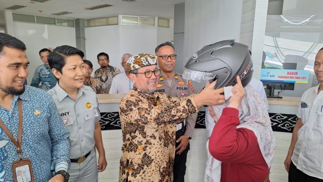
					Memperkuat Budaya Customer Centric, PT Jasa Raharja (Persero) Cirebon Peringati Hari Pelanggan Nasional dengan Berikan Helm kepada Wajib Pajak yang Patuh serta Glorifikasi Layanan Digital “Jasfren” di Samsat Kab Cirebon