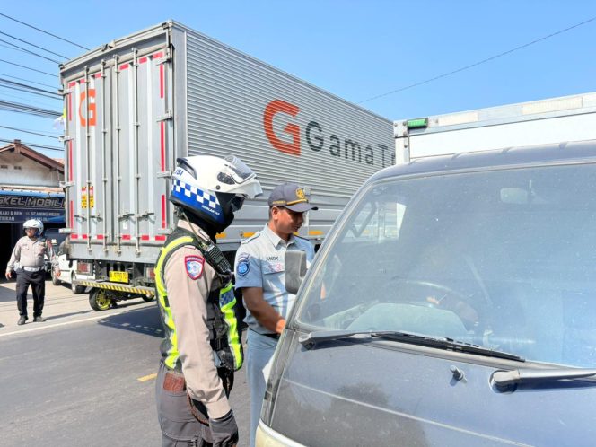 
					Jasa Raharja Kanwil Utama Jawa Barat Dukung Operasi Gabungan Pajak Kendaraan Bermotor di Cimalaka Kabupaten Sumedang