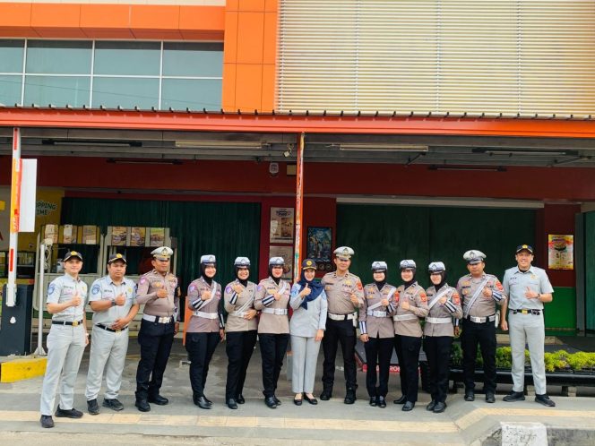 
					Jasa Raharja Indramayu Bersama Unit Lantas Polres Indramayu Gelar Aksi Simpatik, Sampaikan Pesan Keselamatan kepada Pengguna Jalan
