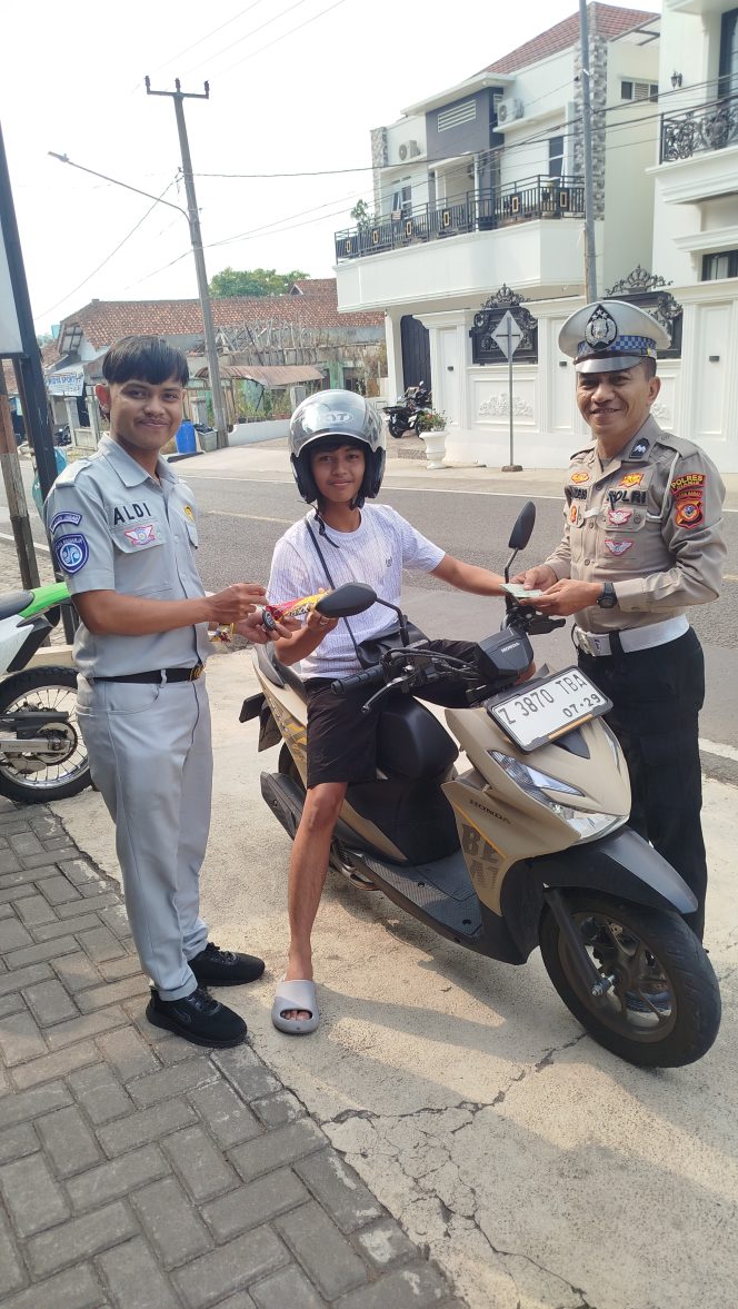 
					Jasa Raharja Bersama Satlantas Polres Ciamis Gelar Aksi Simpatik, Bagikan Souvenir Dan Cokelat Kepada Pengendara