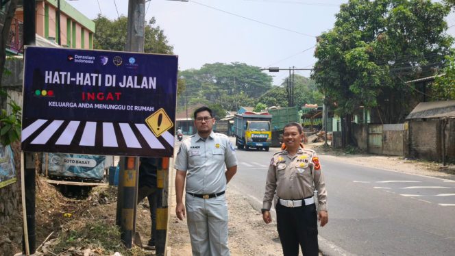 
					Tingkatkan Kesadaran Berlalulintas, Jasa Raharja dan Kamsel Polres Purwakarta Pasang Spanduk Himbauan di Titik Rawan Kecelakaan