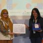 Bandung – Dalam rangkaian International Conference on Management in Emerging Markets (ICMEM) 2025, salah satu sesi penting yang mendapat perhatian besar adalah topik “Leading with Purpose: Driving Sustainable Change in a Rapidly Evolving World.” Sesi ini menyoroti bagaimana kepemimpinan yang berlandaskan pada purpose (tujuan) menjadi kunci menghadapi kompleksitas dunia yang kian dinamis, sehingga terjadi perubahan yang berkelanjutan. Prof Hazel Gruenewald bersama Dr.Veronica Afridita Khristiningrum menjelaskan bahwa tantangan utama pemimpin saat ini berada pada dunia yang ditandai oleh banyaknya perubahan yang kompleksitas dan tidak menentu, atau lebih dikenal dengan istilah VUCA (volatility, uncertainty, complexity, dan ambiguity). Dalam kondisi tersebut, seorang pemimpin tidak cukup hanya memikirkan jangka pendek, tetapi juga harus memiliki pandangan strategis jangka panjang dalam menghadapi sebuah permasalahan, serta selalu adaptif dalam menghadapinya. Pada 2025, kepemimpinan menghadapi tantangan sekaligus peluang melalui tiga aspek utama: agility and resilience (kelincahan dan ketangguhan), strategic balance (keseimbangan strategis), dan digital integration (integrasi digital). “Purpose tidak hanya sekadar slogan di dinding kantor atau kalimat di laman website. Lebih dari itu, purpose mengartikan arah, guidance, sebagai kompas yang memberikan arah dalam pengambilan keputusan ketika dihadapkan pada berbagai prioritas yang saling bertentangan,” ungkap Prof. Hazel Keberlanjutan kepemimpinan yang berlandaskan purpose berarti bertindak secara sadar, dengan niat yang jelas, serta fokus pada tujuan jangka panjang yang bermakna. Studi yang dikutip menunjukkan bahwa organisasi dengan tujuan yang jelas mampu mengungguli pasar hingga 15 kali lipat dan kinerjanya 60 kali lebih baik dibandingkan para pesaingnya. Prof. Hazel juga menegaskan bahwa purpose-driven leadership melampaui pola kepemimpinan yang reaktif. Kepemimpinan ini menuntut refleksi diri, keseimbangan antara tuntutan operasional dan visi masa depan, serta kemampuan menjaga koneksi manusiawi di tengah deras dan maraknya digitalisasi. Dr. Veronica menyoroti konsep ambidextrous leadership, sebuah kemampuan pemimpin untuk menyeimbangkan eksploitasi (mengoptimalkan kemampuan inti yang ada) dan eksplorasi (menciptakan inovasi baru). Dalam hal ini, pemimpin perlu menyeimbangkan kontrol dan pemberdayaan, mengelola kebutuhan saat ini sekaligus mempersiapkan masa depan. “Pemimpin modern perlu menyeimbangkan kontrol dan pemberdayaan, mengelola kebutuhan saat ini sembari mempersiapkan masa depan,” jelas Dr. Veronica Dalam praktik ambidextrous leadership ini, terdapat tiga bentuk inovasi yang relevan, yaitu Incremental innovation, sebuah peningkatan bertahap dan berkesinambungan. Lalu, architectural innovation, sebuah langkah aktif solutif yang berbasis inovasi pada desain atau penciptaan struktur bisnis. Kemudian, yang terakhir yaitu terkait discontinuous innovation dimana adanya inovasi radikal yang selalu mengubah lanskap industri. Selain itu, seorang leader juga harus bisa mengatur organisasinya dalam menyesuaikan strukturnya, baik itu model mekanistik atau organic. Dalam paparan yang disampaikan, organisasi dengan struktur mekanistik cocok untuk sektor stabil seperti keuangan dan kesehatan, sedangkan struktur organik dibutuhkan pada sektor dinamis atau yang adaptif terhadap perubahan, seperti teknologi dan industri kreatif. Ada beberapa pendekatan yang bisa dilakukan terhadap organisasi yang menerapkan ambidexterity melalui struktural separation, behavioural integration, sequential alteration. Sehubungan dengan hal tersebut, organisasi perlu menentukan strateginya berdasarkan dua kategori, yaitu scope dan intensity. Prof. Hazel menekankan bahwa seorang pemimpin harus mempertimbangkan strategi yang akan dipakai dalam organisasinya dengan memperhatikan perubahan pada organizational context, capabilities, and desired outcomes. Selain itu, Prof Hazel mengingatkan bahwa pemimpin harus memahami tiga dimensi perubahan, yaitu speed (kecepatan), scope (cakupan), dan significance (signifikansi). Setiap dimensi punya keunggulan masing-masing, sehingga effective leaders harus bisa memprioritaskan keputusan terhadap greatest strategic impact. Hal itu berarti bahwa efektivitas pemimpin ditentukan oleh kemampuannya menghindari busy trap, terlihat sibuk namun tidak menghasilkan dampak strategis. Untuk membantu pemimpin lebih sadar akan hal-hal yang bisa mereka kendalikan, Dr. Veronica menjelaskan 6 tools yang bisa membantu seorang leader untuk sadar serta efektif terhadap hal-hal yang bisa dikendalikan, meliputi: Lift your head (membangun perspektif reflektif), Review priorities (meninjau prioritas), Make conscious decisions (membuat keputusan sadar), Think ahead (berpikir jauh ke depan), Show presence (hadir dan membangun keterhubungan nyata), Create legacy (menciptakan warisan kepemimpinan). Perubahan selalu membawa ancaman sekaligus peluang. Untuk mengelola keduanya, Prof. Hazel memperkenalkan dua konsep penting. Pertama, gaya kepemimpinan PEAI (Producer, Entrepreneur, Administrator, Integrator). Umumnya pemimpin didominasi oleh satu hingga dua gaya, tetapi kombinasi keempatnya akan menghasilkan arah organisasi yang lebih efektif. Kedua, titik optimal dalam eksekusi keputusan yang disebut CAPI (authority, power, influence). Konsep ini menekankan keseimbangan antara kapasitas pemimpin dengan kebutuhan tugas. Prof. Hazel menjelaskan konsep CAPI dalam suatu circle dan rectangle sebagai task. Dia menjelaskan dalam suatu konsep case study, yaitu jika CAPI > Task, maka pemimpin terlalu otoritas, kekuasaan, atau pengaruh dibandingkan kebutuhan tugas, sehingga hal tersebut akan memunculkan micromanagement dan inefisiensi Jika CAPI < Task, maka pemimpin kurang otoritas, kekuasaan, atau pengaruh dalam menyelesaikan tugas, sehingga hal tersebut mengakibatkan berhentinya inisiatif, keputusan tidak diimplementasikan Jika CAPI = Task, maka kapasitas pemimpin tersebut seimbang dengan kebutuhan tugas, sehingga hasil eksekusinya terbilang efektif dan lancar. Hal ini merupakan suatu kondisi ideal bagi organisasi Leading with purpose menemukan pijakan kuat untuk menciptakan masa depan berkelanjutan dengan membuka perubahan, menghasilkan dampak nyata, dan menumbuhkan tanggung jawab kolektif. Pesan penting dari sesi ini adalah bahwa kepemimpinan dengan purpose menciptakan nilai nyata, meningkatkan keterlibatan karyawan hingga 30% lebih tinggi, serta mendorong tingkat inovasi 25% lebih besar. “Kepemimpinan bukan hanya soal mengelola hari ini, melainkan meninggalkan warisan untuk masa depan yang lebih berkelanjutan,” pungkas Dr. Veronica.